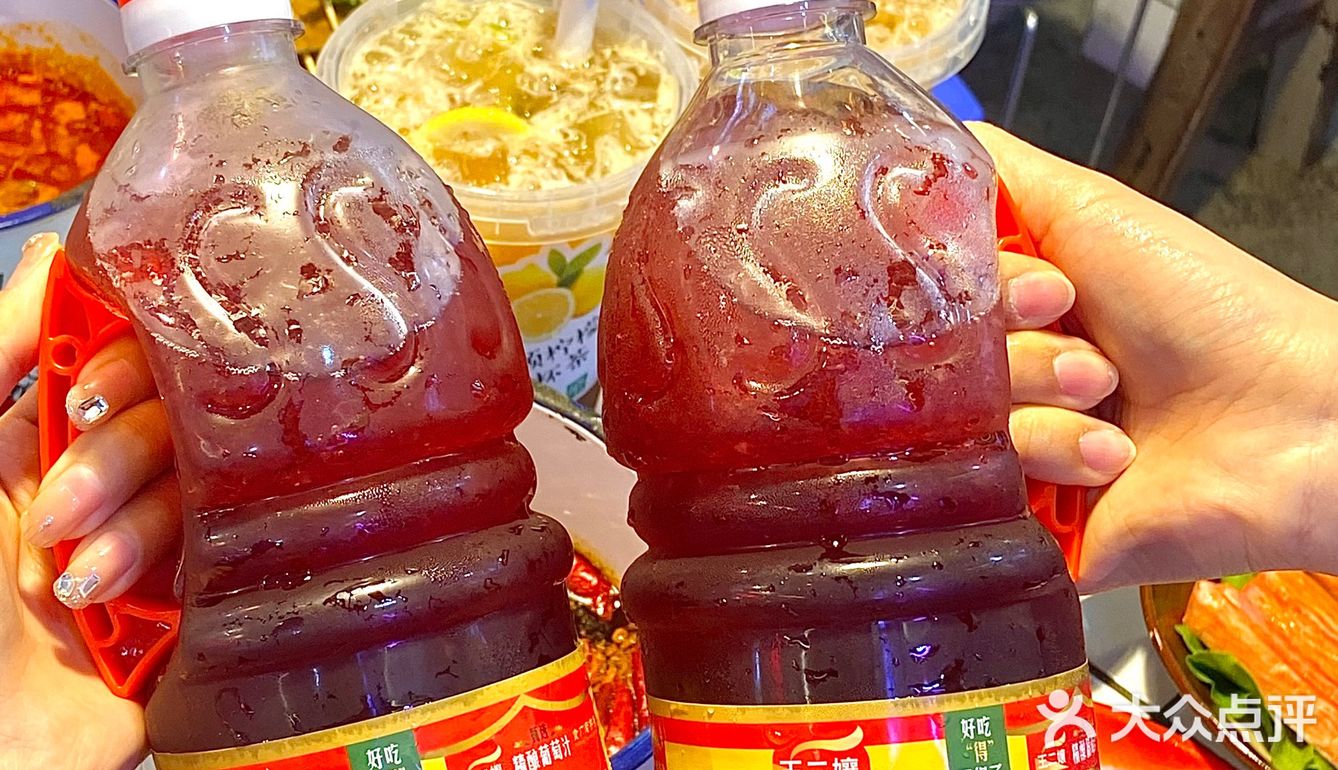 农贸市场里吃串串！！！！大城市真的好会！！
