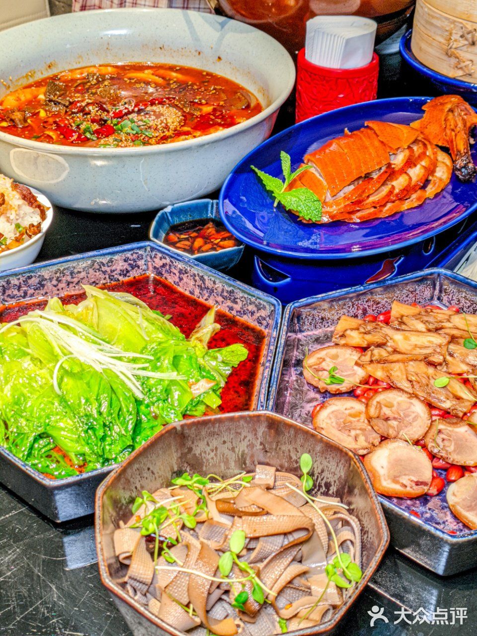 走进这家小馆，仿佛穿越时空，一边品尝着传统宫廷菜