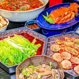 走进这家小馆，仿佛穿越时空，一边品尝着传统宫廷菜