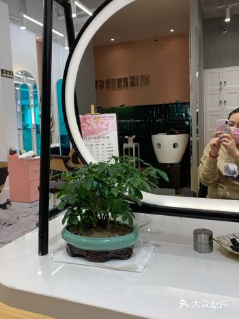 今天到家门口的美发店剪头发，效果出奇的好，跟换了个人