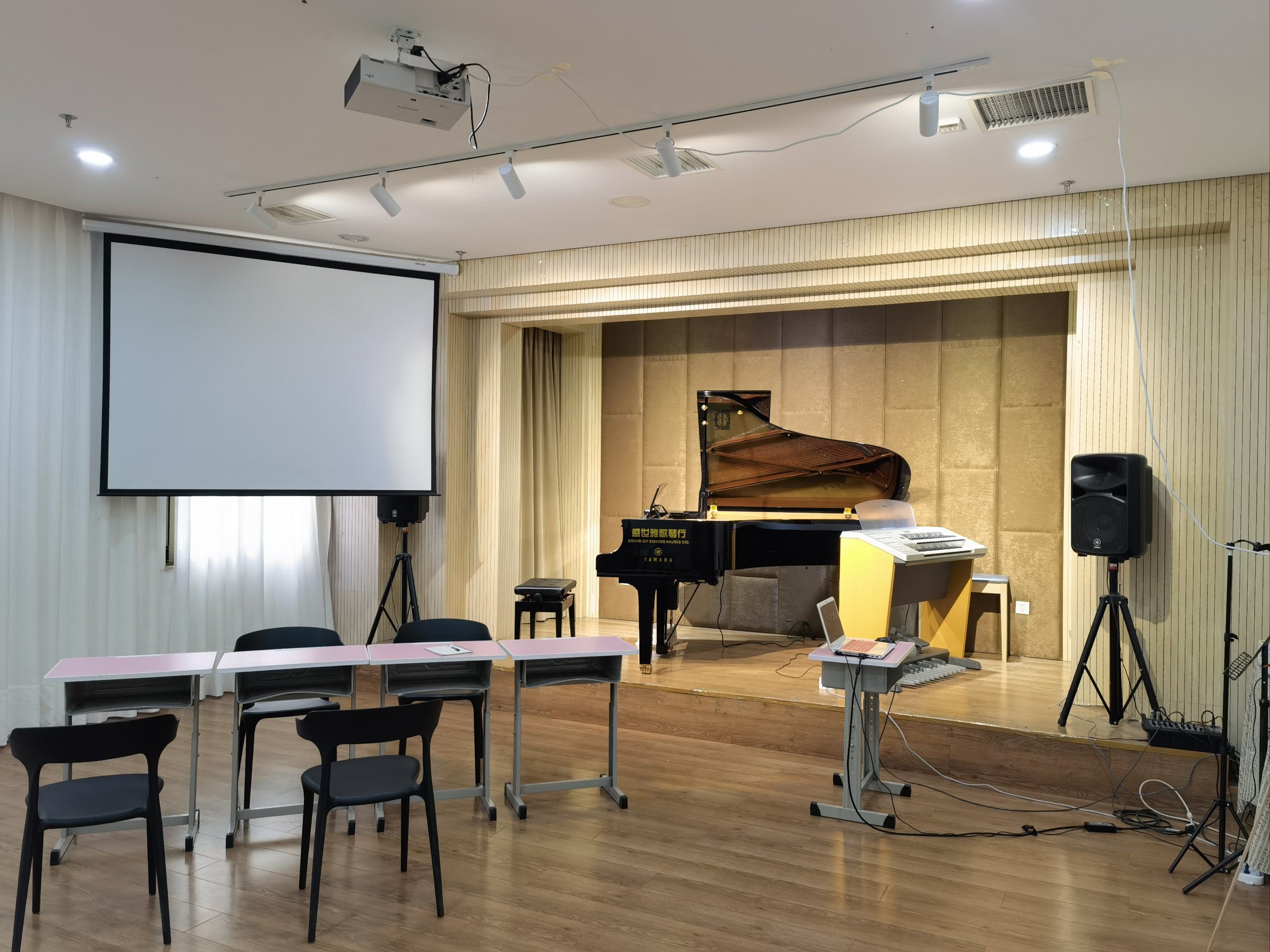 这家琴行的音乐厅真赞👍👍👍