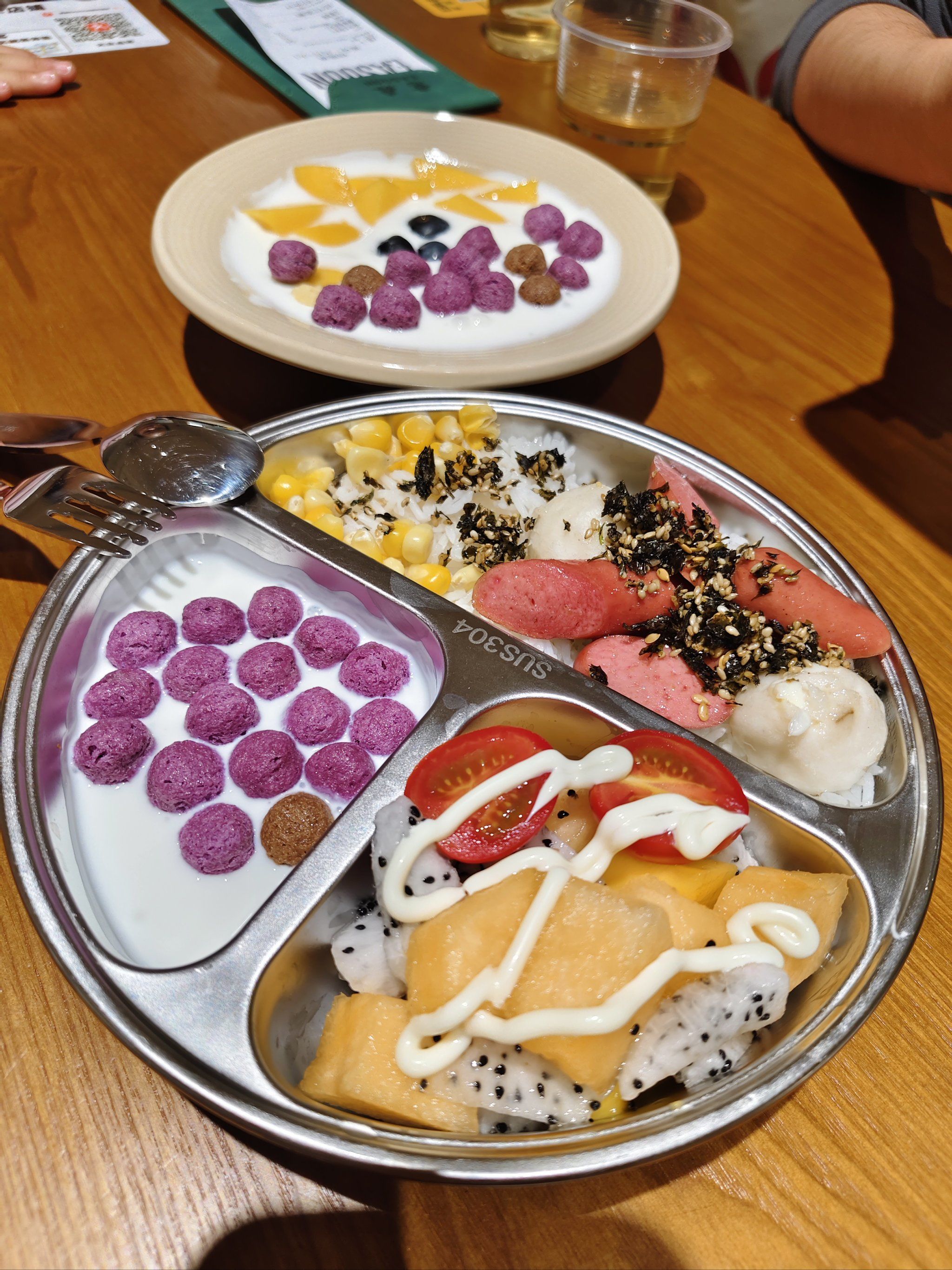 彩虹般的水果餐