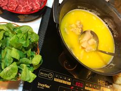 浓厚原只鸡煲花胶汤-鲜入围煮花胶鸡海鲜火锅