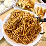 杭州美食｜蛮不讲理的香脆！一口爆汁的鲜肉锅贴