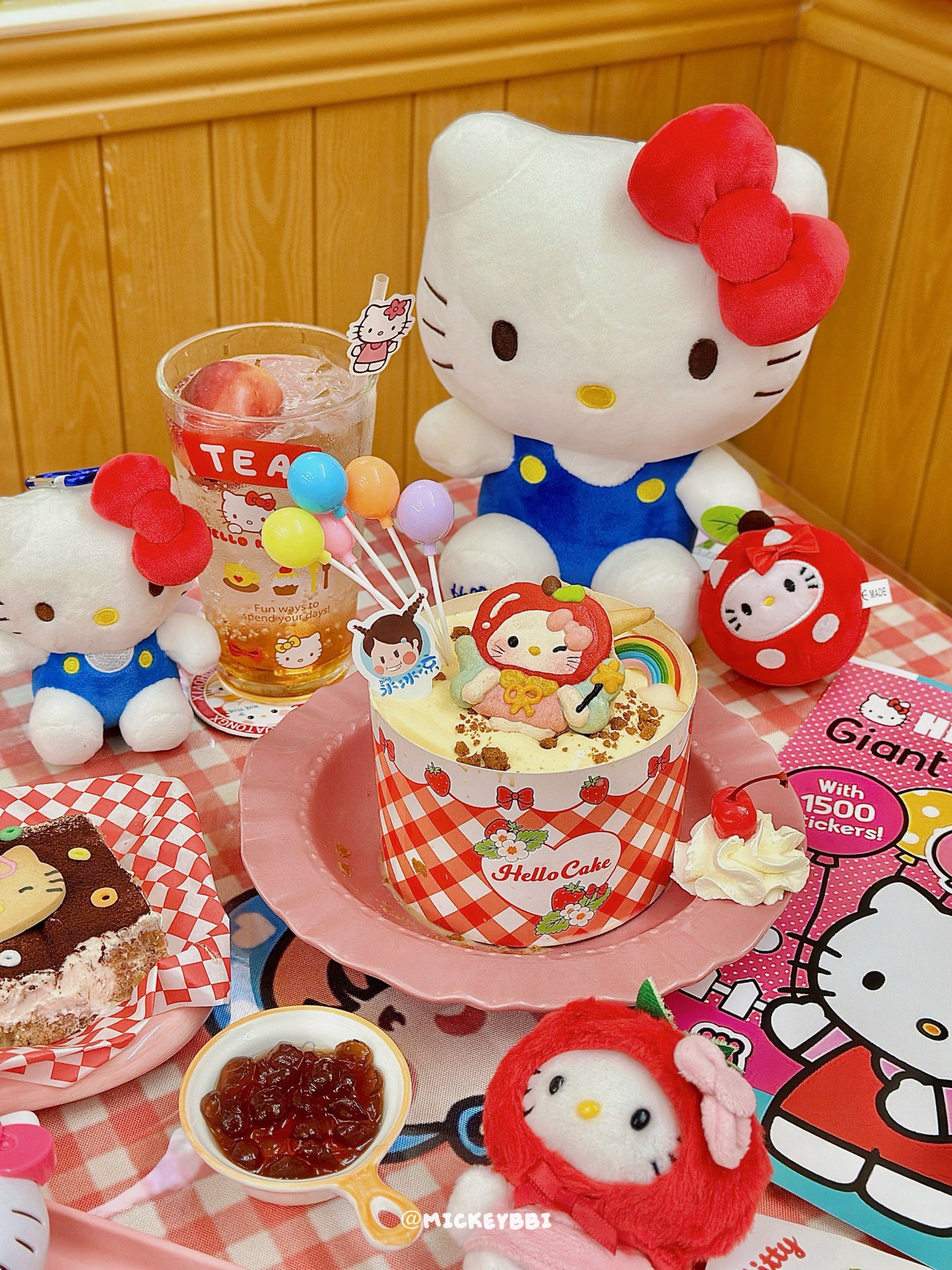 起猛了‼️吃到了一桌子的hello kitty