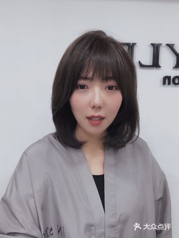 2020发型中长发锁骨发显白发色发型法式刘海