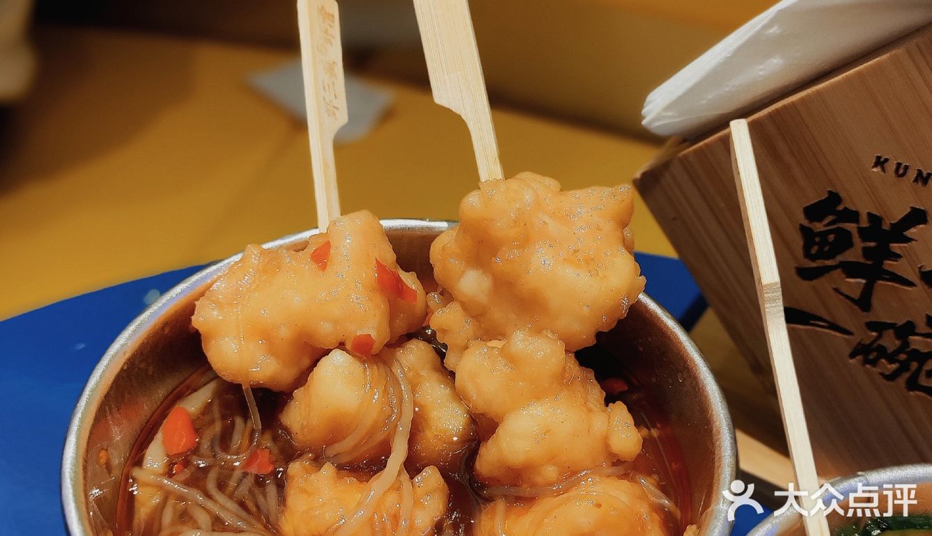 谁说火锅店才能吃到虾滑，来虾三疯就能走着吃