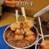 谁说火锅店才能吃到虾滑，来虾三疯就能走着吃