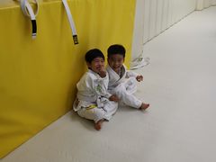 -菠萝格斗巴西柔术训练馆