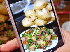 红糖馒头配秘制回锅肉-凯华海鲜火锅·传承三十六年