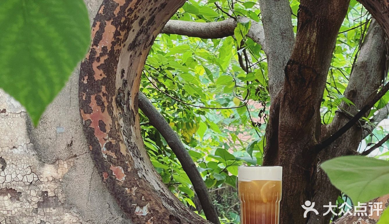 啡飲半醺，似苦若甘，以克苦淬煉著幸福的厚度。