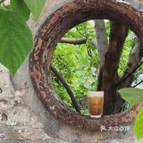 啡飲半醺，似苦若甘，以克苦淬煉著幸福的厚度。