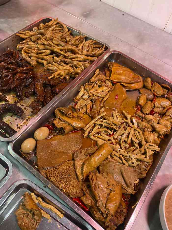 红梅夜市-"大众推荐的在坝区有名的一家卤菜店,自助取.