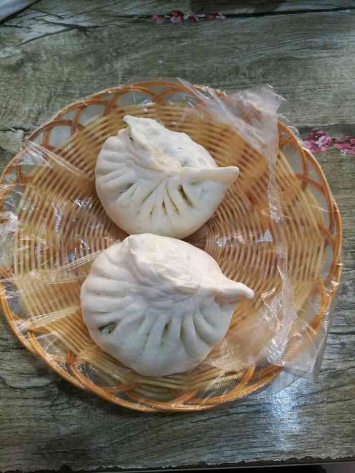 长官包子老包店-"包子老店,每天排队买包子的人很多,我也是.