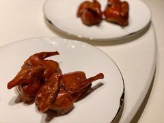玻璃脆皮香茅石歧乳鸽-炳胜私厨(万象前海店)