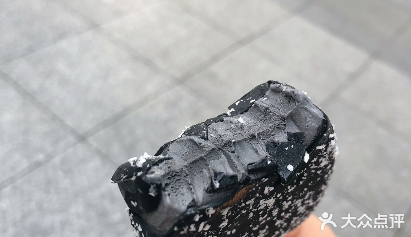 黑麻灰、肉松网红冰激凌打卡啦