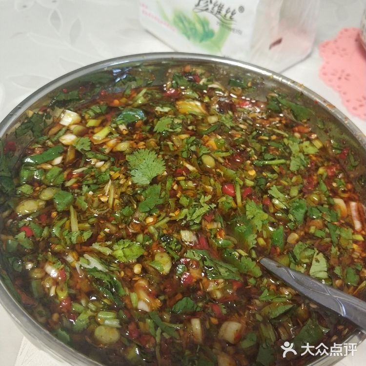 倒入酱油、麻油、香油搅拌。5.将自己调的料洒在鲫鱼表面