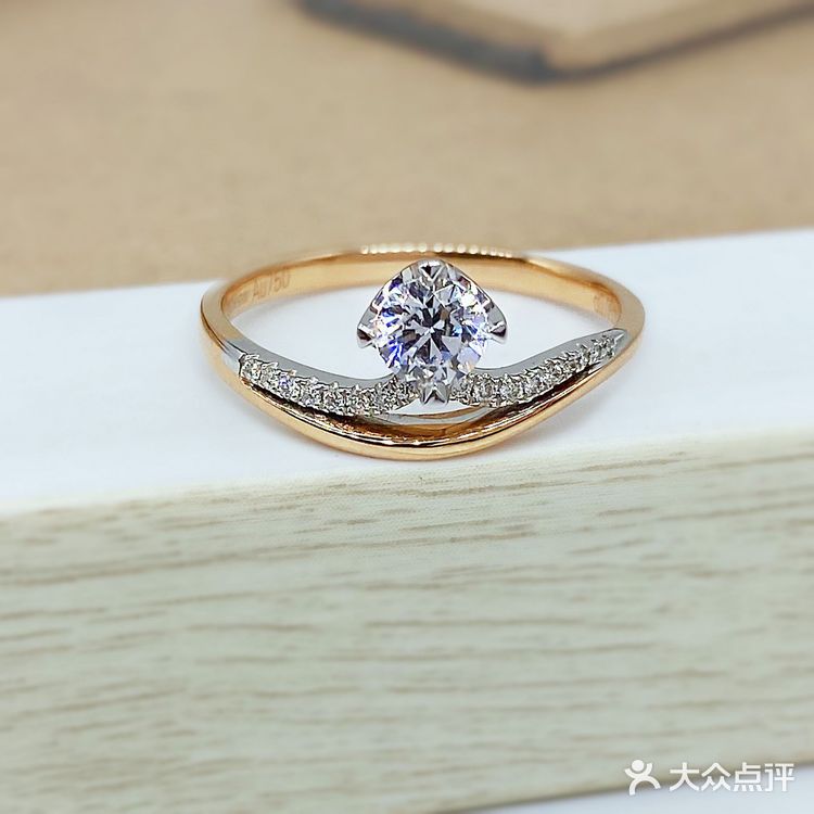 前几天入手了一款blingbling公主风格的钻戒