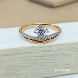 前几天入手了一款blingbling公主风格的钻戒