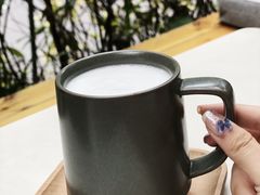 杏仁牛奶-彳亍咖啡·这里(水湾路店)