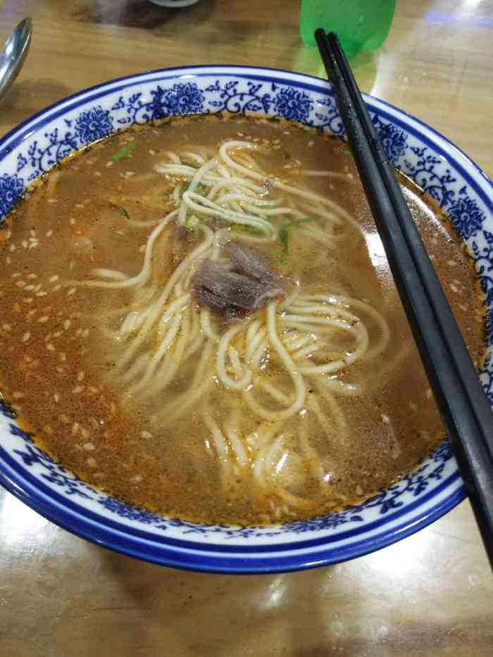 打分    /人 好吃不贵,最大的感受 店不大但是环境很不错 清汤面最