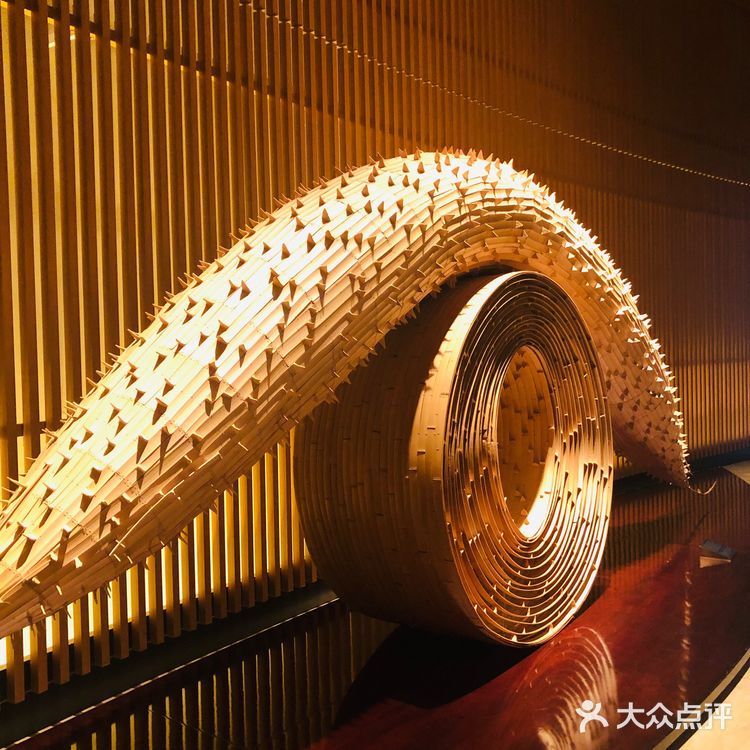 酒店地理位置非常优越，门前两条地铁线路，步行距离三分