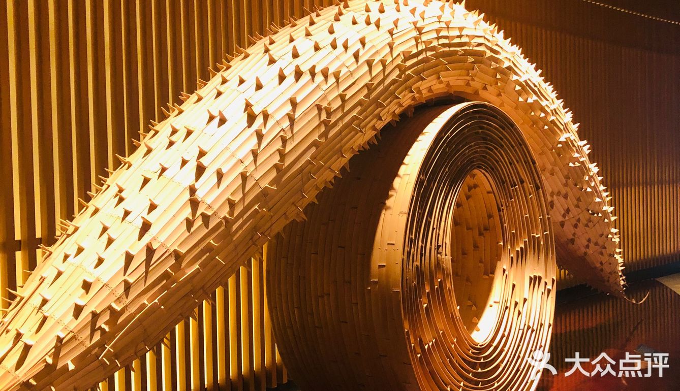 酒店地理位置非常优越，门前两条地铁线路，步行距离三分