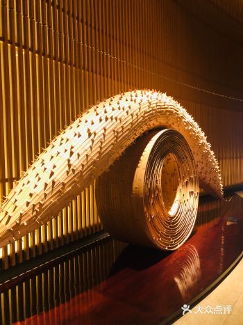 酒店地理位置非常优越，门前两条地铁线路，步行距离三分