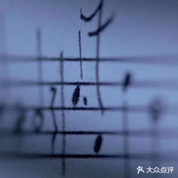 蓝、白和红是法国国旗从左到右的三种颜色