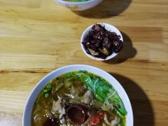 酸菜肉丝米线-越洋肖氏老米线(杨家坪店)