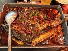 何师烤鲫鱼-何师烧烤Pro ·江湖川菜·小龙虾·精酿啤酒(太古里旗舰店)