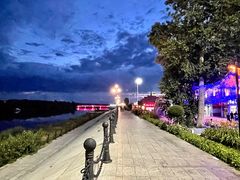 -布尔津河堤夜市