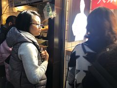 插队的两个女人-降龙爪爪(建设路1店)