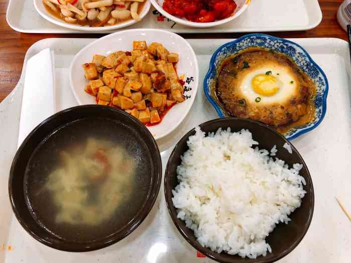 谷连天中式快餐-"工作日的中午去吃的人很多饭点楼上楼下都.