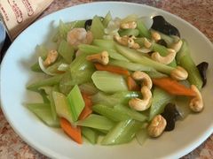 春西芹百合炒腰果-红樱桃·欢乐餐厅(太原里店)