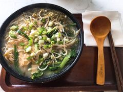 酸菜鸡丝豚骨米线-蒙小妹骨汤饭.米线(新光路店)
