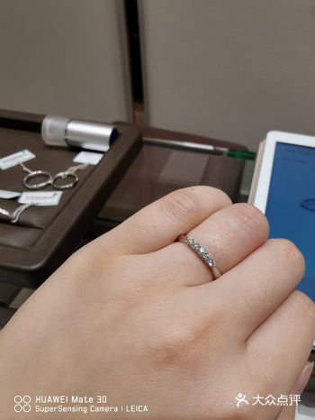 店员服务态度超级好，而且很会给客人挑选，没多久就挑中