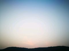 天空中的飞行物（中间偏上处）-香山寺