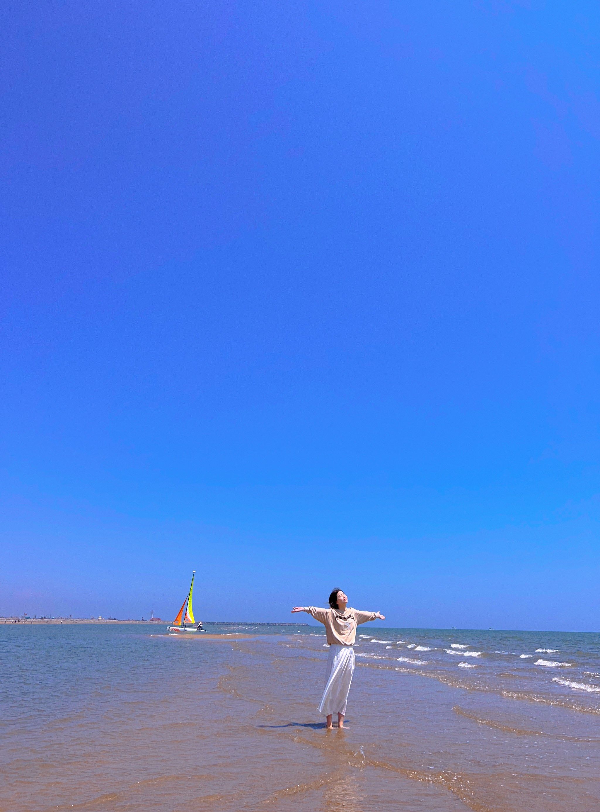 愉悦起来～\\n海天一线～\\n大海里畅游的帆船⛵️\\n滩涂里嬉戏