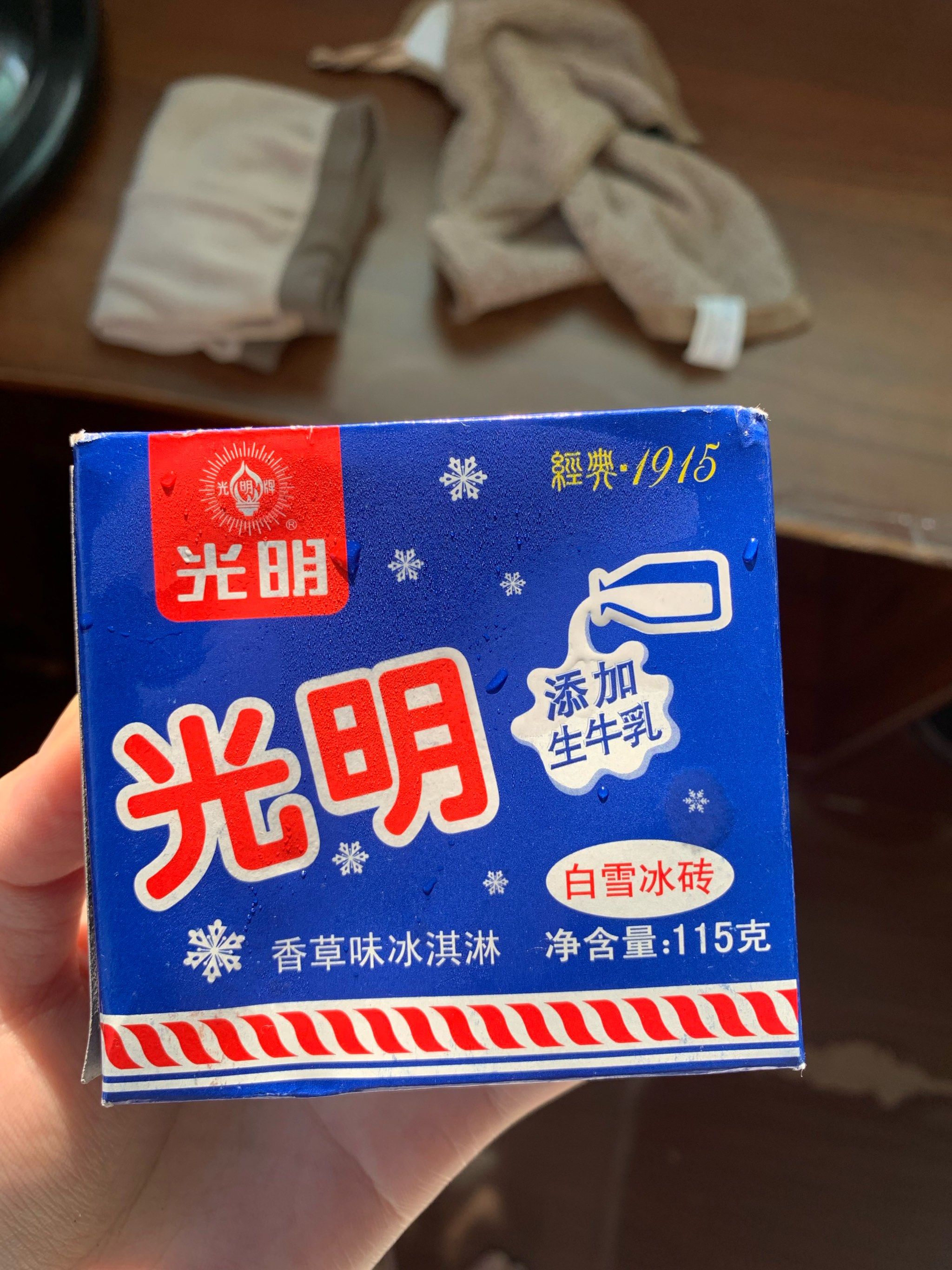 光明奶砖近期最爱 奶味特浓 扔碗里勺子挖着吃