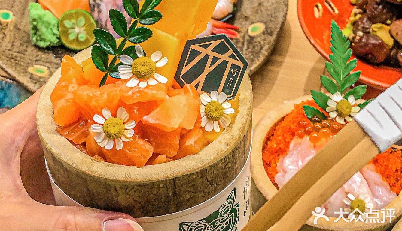 没人能拒绝这碗满满刺身的竹筒饭！没有人！