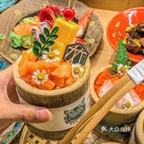 没人能拒绝这碗满满刺身的竹筒饭！没有人！