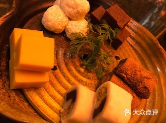 不指定桌位，长辈来得早想做中间的小亭子