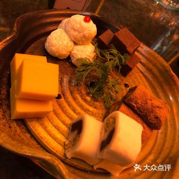 不指定桌位，长辈来得早想做中间的小亭子