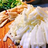 白菜切丝；鸡腿肉切小块
