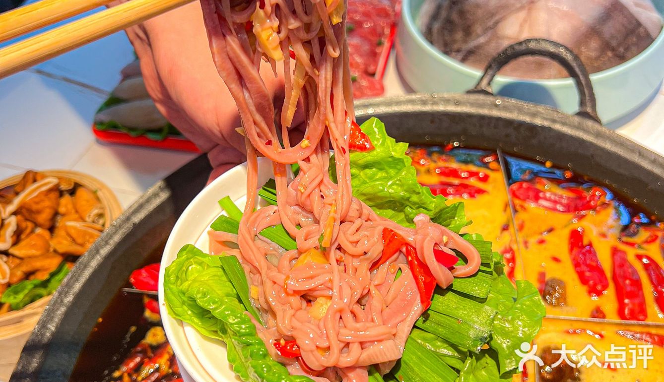 第一次吃藤椒滑牛肉！这家老火锅的菜不摆了