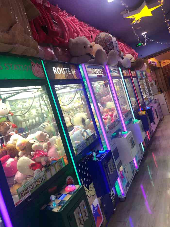 娃娃部落(爱琴海购物公园店)-"等着看电影,旁边一个店里音乐声音很大