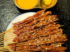 -何妹湿辣牛肉·粤式烧烤砂煲(桂雅路店)