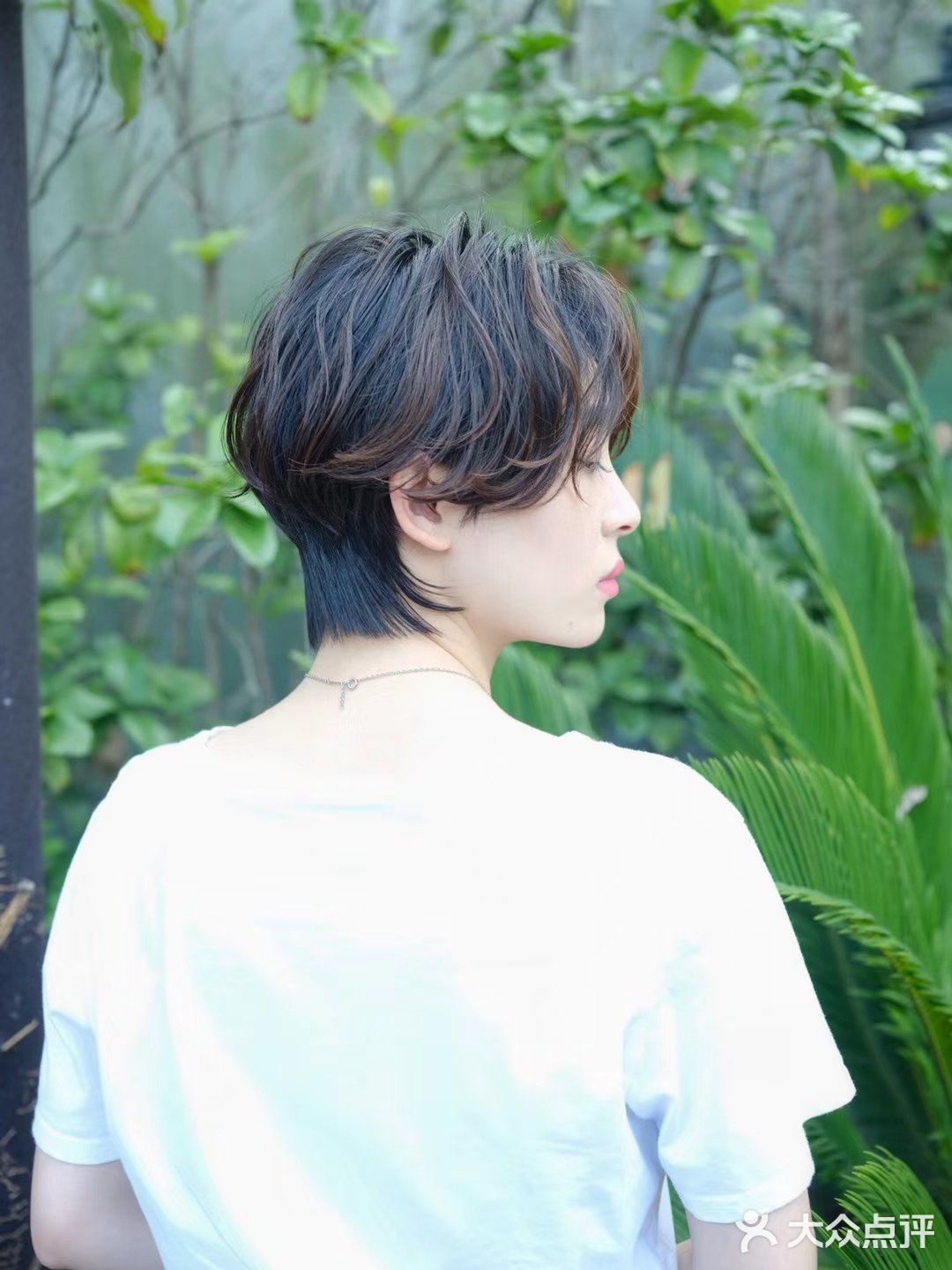 可爱蓬松的短发滊发与清爽的露耳短发搭配起来