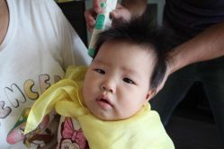 龙文师傅先给小朋友按摩一下头部-龙文宝贝上门婴儿理发满月剃胎毛(总店)